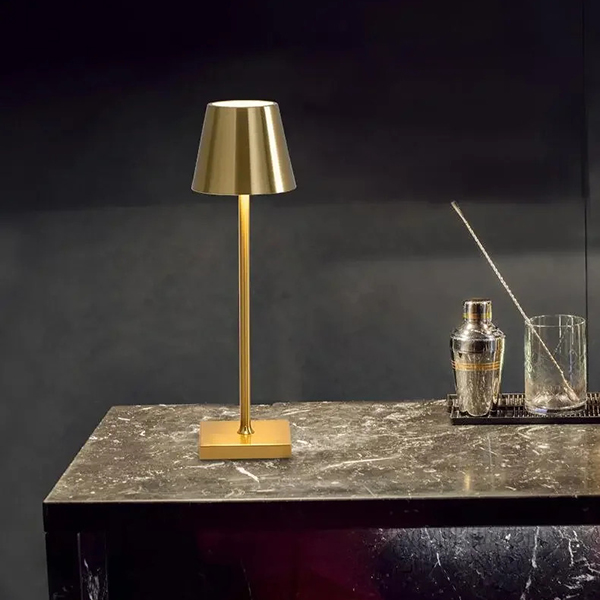 lampe_de_table_lola_doree_produit_lumiere_dun_soir
